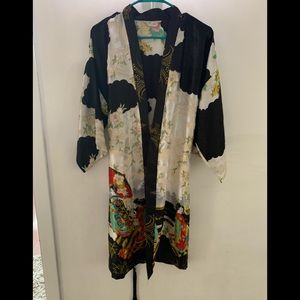 Yisifushi woman’s kimono robes size Large